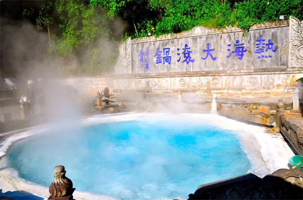 云南旅游,云南旅行社,云南团建公司,云南策划公司,云南会议会展,腾冲旅游,腾冲旅行社,腾冲团建公司,腾冲策划公司,腾冲会议会展：腾冲藏 “火山热海” 秘境！邀你穿越熔岩遗迹、拥泉入怀，解锁奇妙旅程